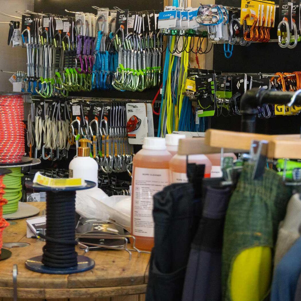 runout-negozio-abbigliamento-outdoor-attrezzatura-arrampicata-alpinismo-running-trail-alpinismo-snowboard-splitboard-3