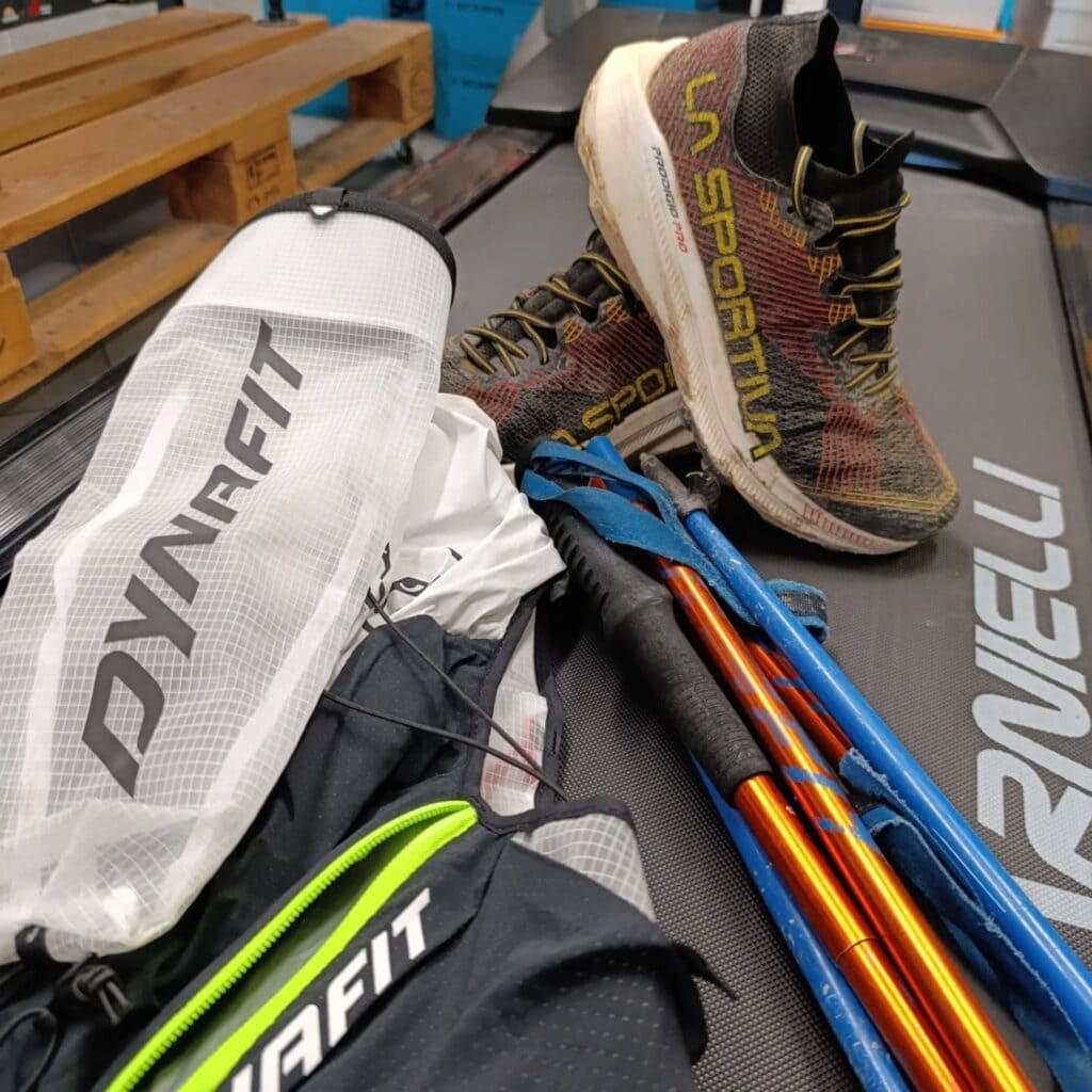 scarpe la sportiva zainetto e bastoncini dynafit